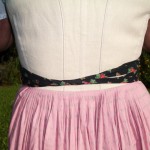 Falsch – Schürze wird hinten nicht verknotet