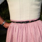 Falsch-Schürze zu tief auf Rock gebunden