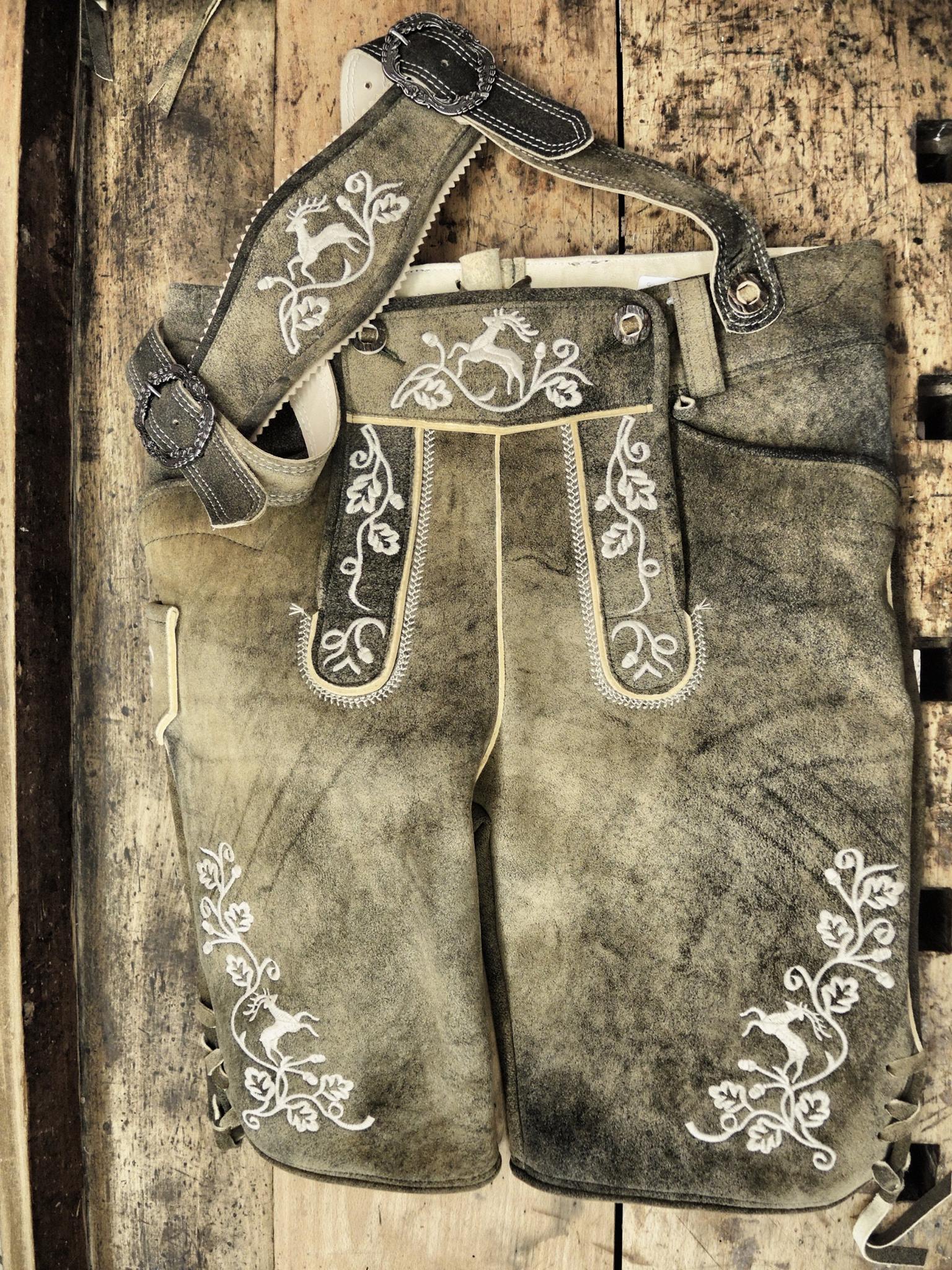 Hirschlederhose platt gestickt